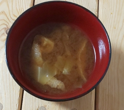 キャベツと油揚げの味噌汁