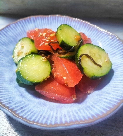 きょうはこちら♬塩昆布とレモンで美味な爽やかサラダ出来ました✨今の時期野菜高いからちょこっとだけど…安い時にたっぷり作って食べたい〜(*´艸｀*)素敵レシピ感謝