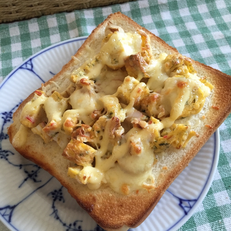 卵焼きとカリカリクルミのチーズマヨトースト