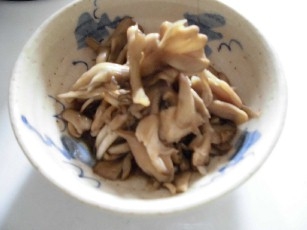 しめじと舞茸だけで作ってますが、美味しく頂きました♥
にんにくが入ると格段に美味しくなりますね(* ˃ ᵕ ˂ )b