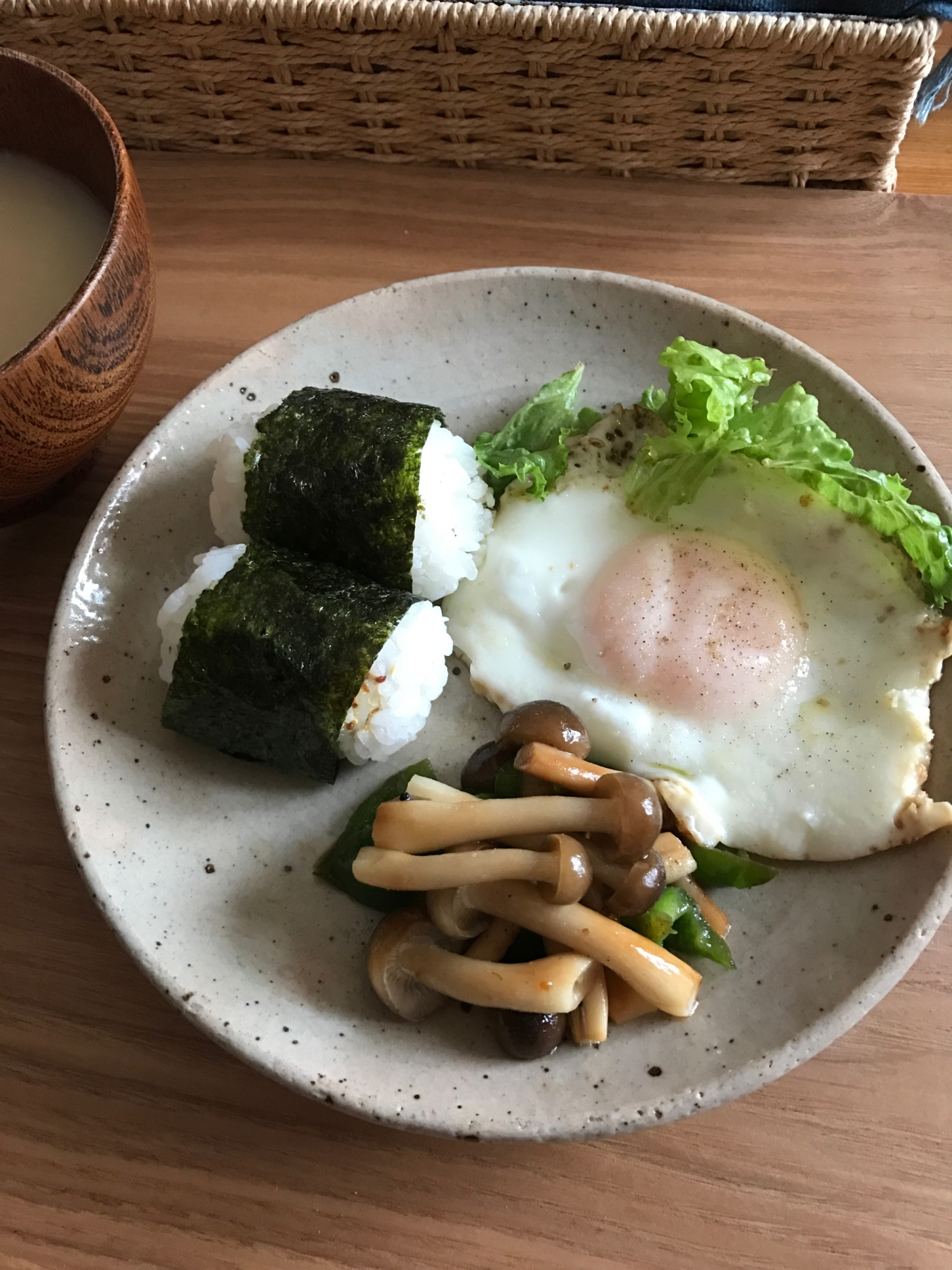 おむすびと目玉焼き、しめじとピーマン炒めの朝ごはん