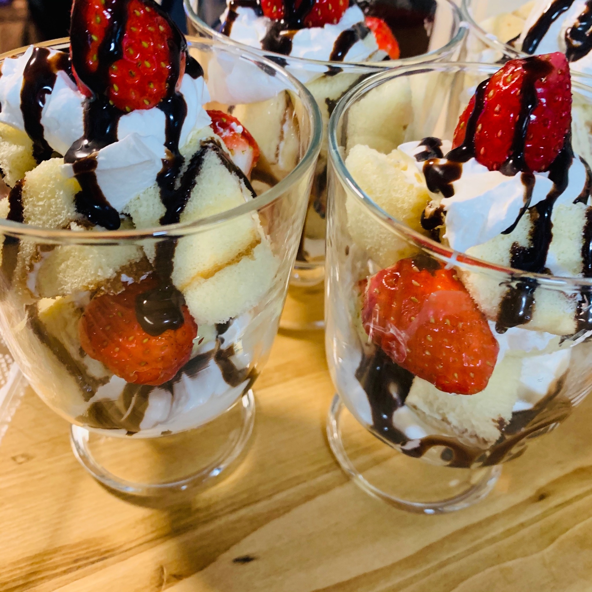 おうちで簡単♪ロールケーキでパフェ風