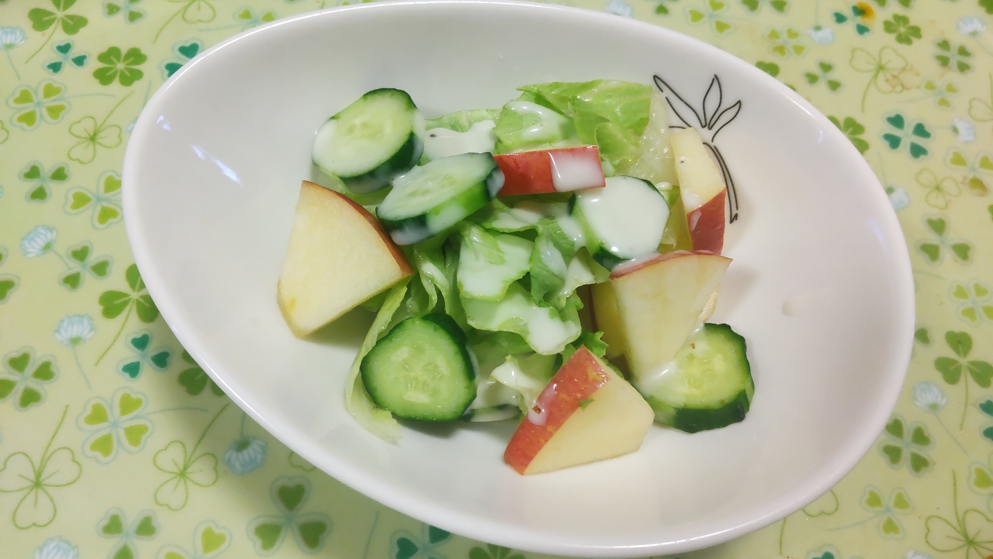 りんご・きゅうり・レタスのサラダ