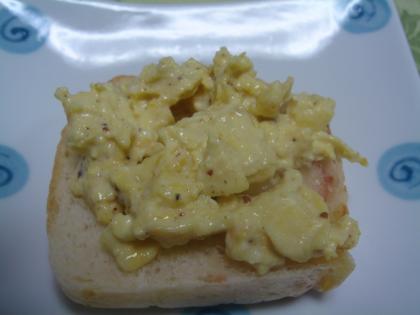 ゆで卵を作る時間が無かったので作りましたが、レンジ後のﾌﾟｸ～が楽しくて見とれてました(笑)。食感が全然ゆで卵と違って美味しかったです（*＾０＾*）