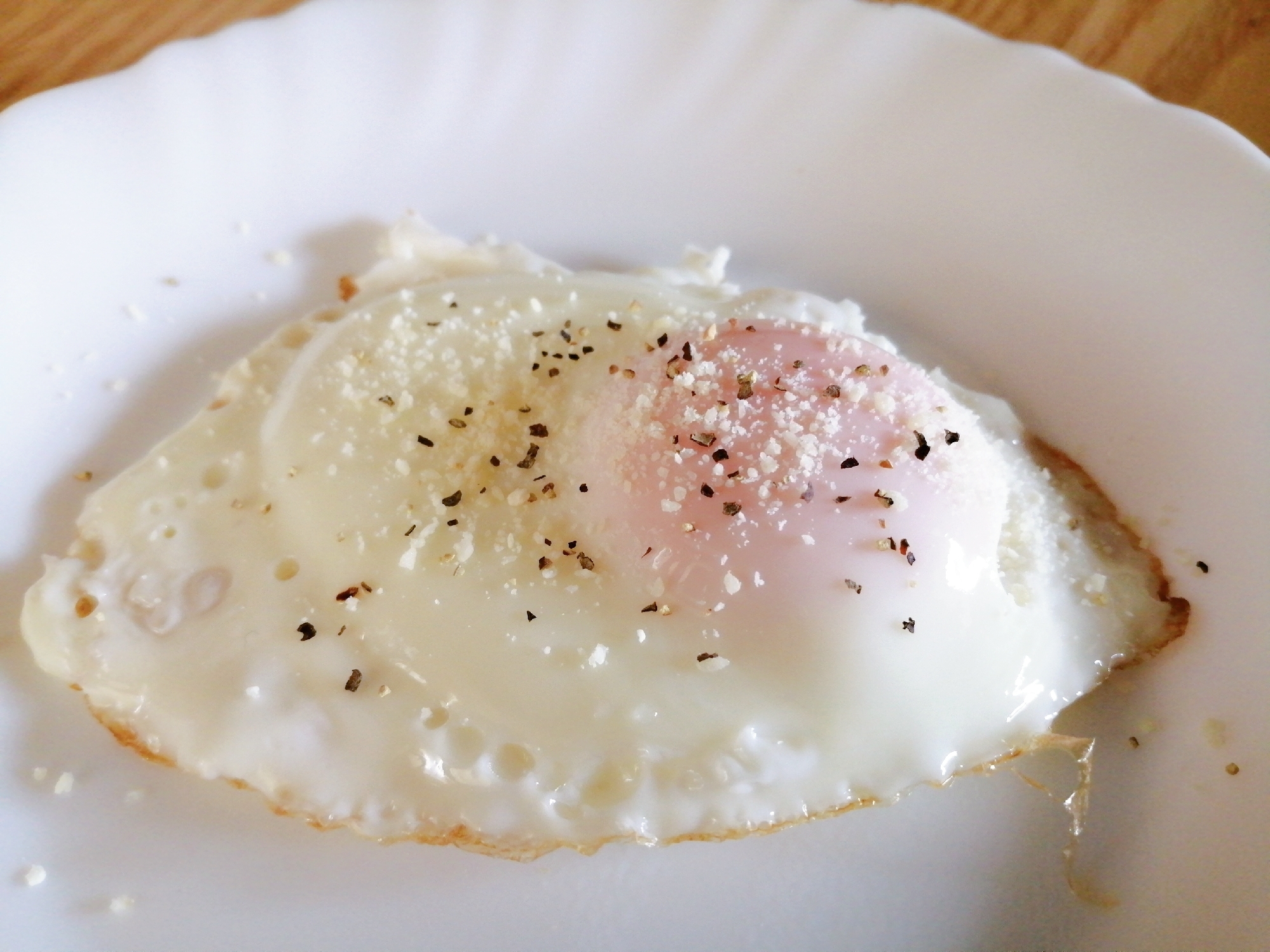 粉チーズとブラックペッパーの目玉焼き