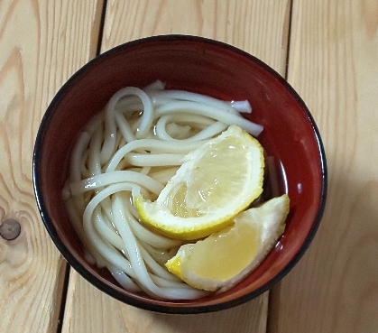 すだちうどん(*´∇`)ﾉ夏は冷やし冬は温うどんで