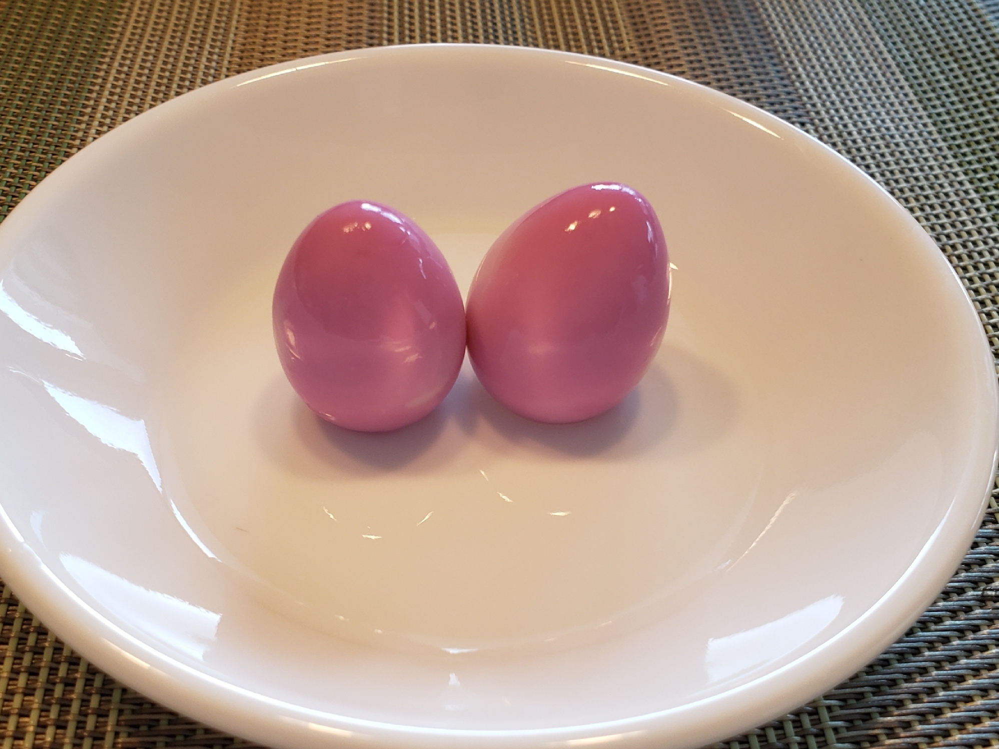 可愛い！ピンク色の うずらの卵！