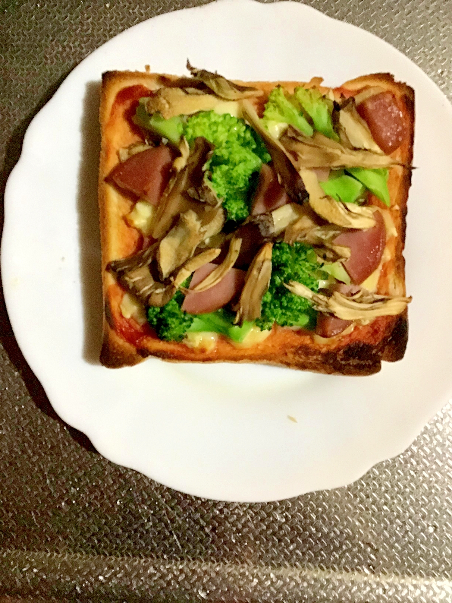 舞茸とブロッコリーとボロニアソーセージのピザ