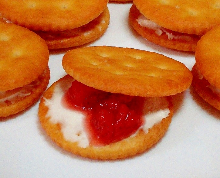 手作りジャムとクリームチーズでオン・ザ・リッツ レシピ・作り方 by アシガン｜楽天レシピ