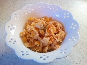 ツナ缶とコーン缶入りポテトチップスサラダ