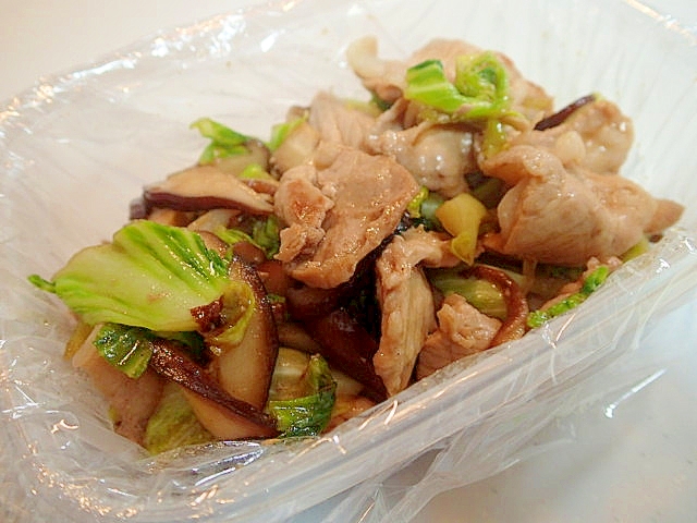 市販のたれ（2種）で　豚・椎茸・春キャベツ野菜炒め