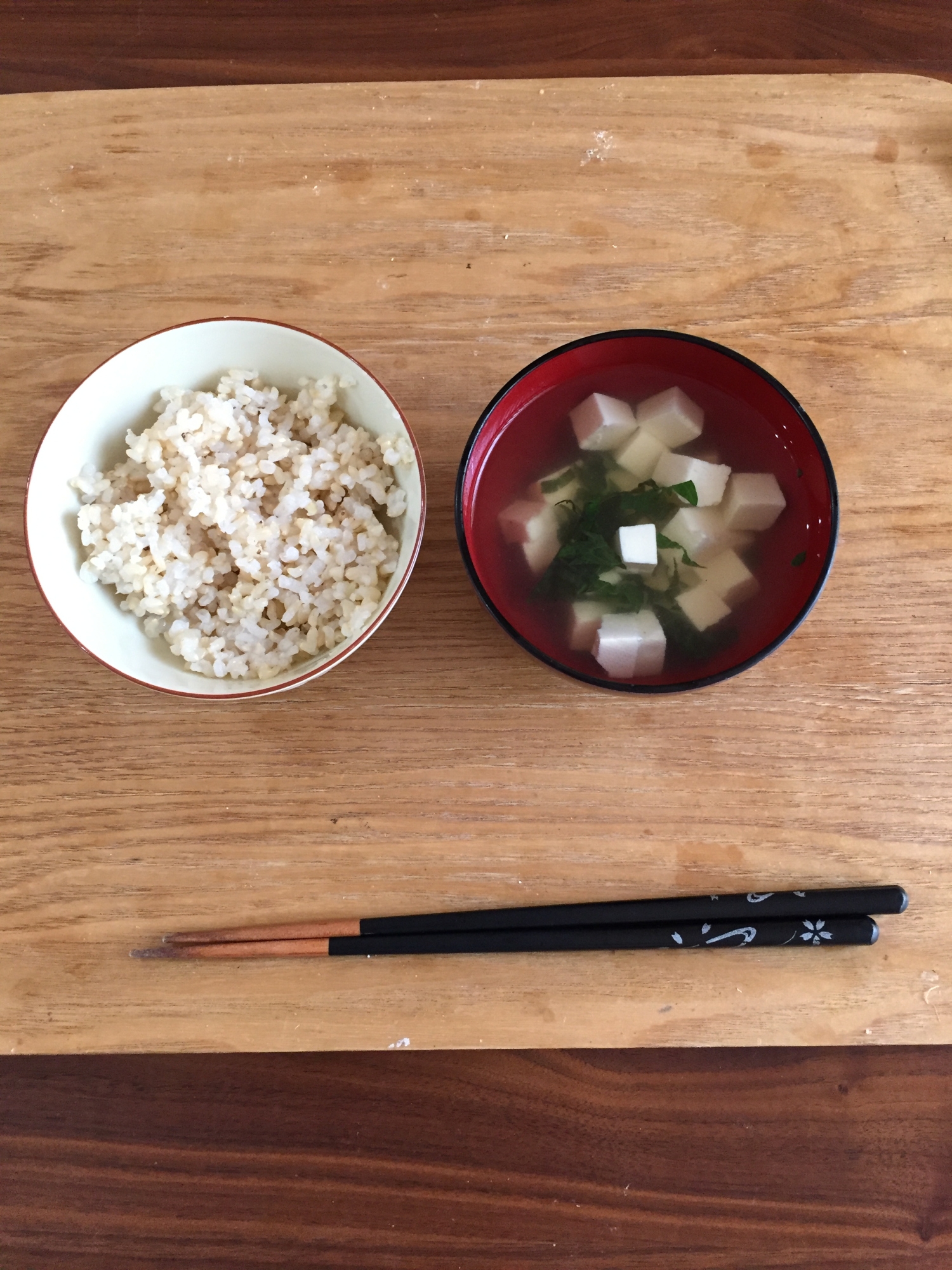 炊きたてご飯と朝の美味しい豆腐と青じそのお吸い物！