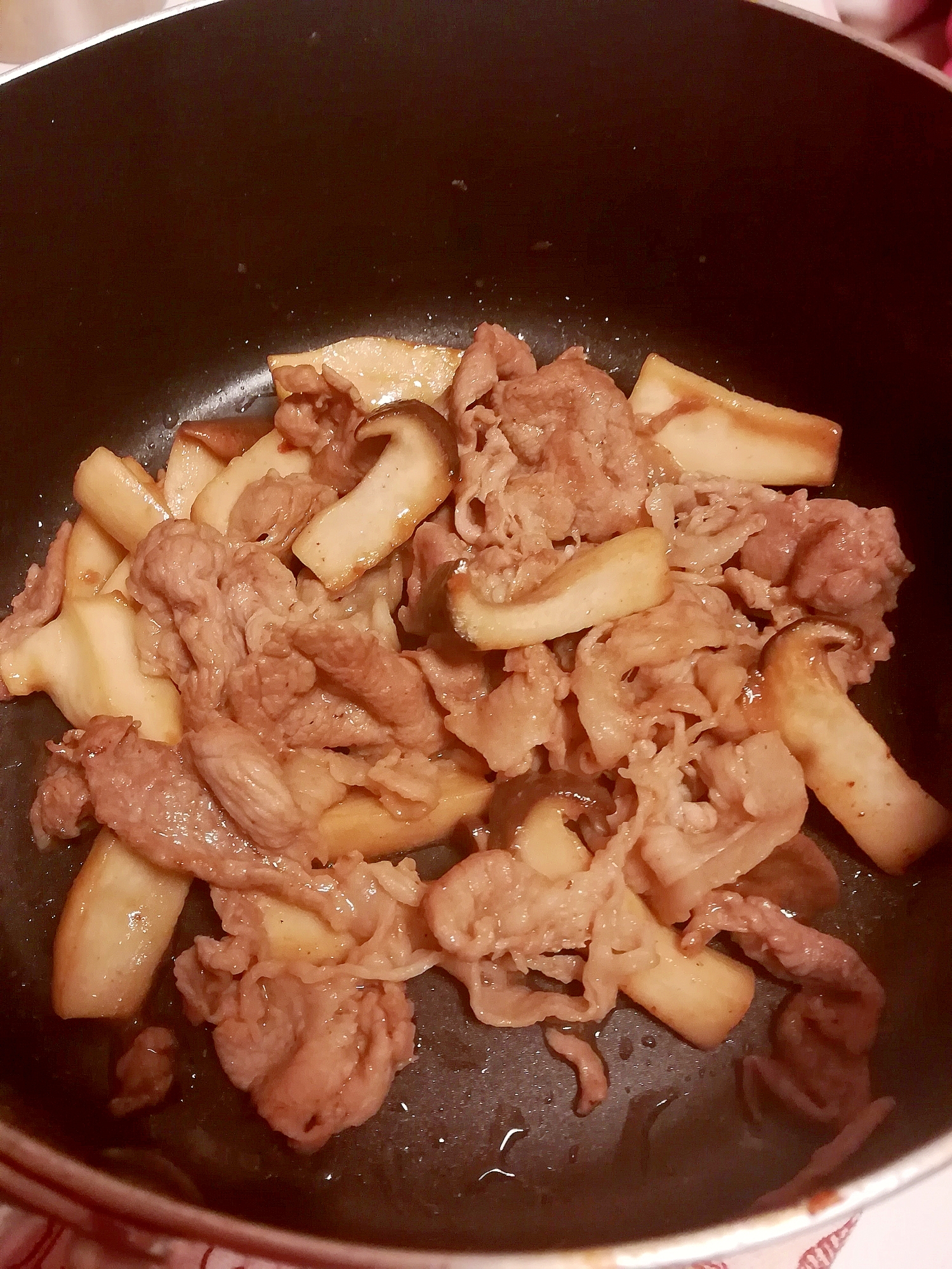 焼き肉のたれで簡単味付け♪エリンギと豚肉の炒めもの