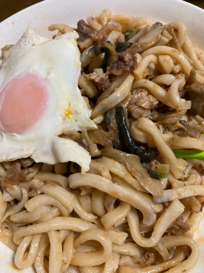 目玉焼きのせ野菜たっぷり焼きうどん