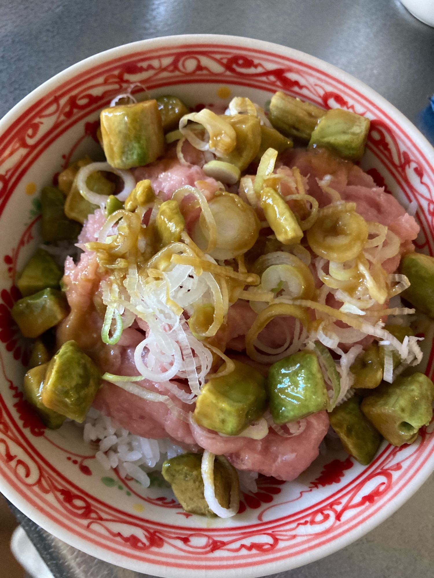 簡単！冷凍アボカドでアボカドネギトロ丼