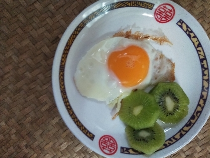 朝食に頂きました(@_@)
バターの香りがする目玉焼き
リッチな気分で美味しかったです♪