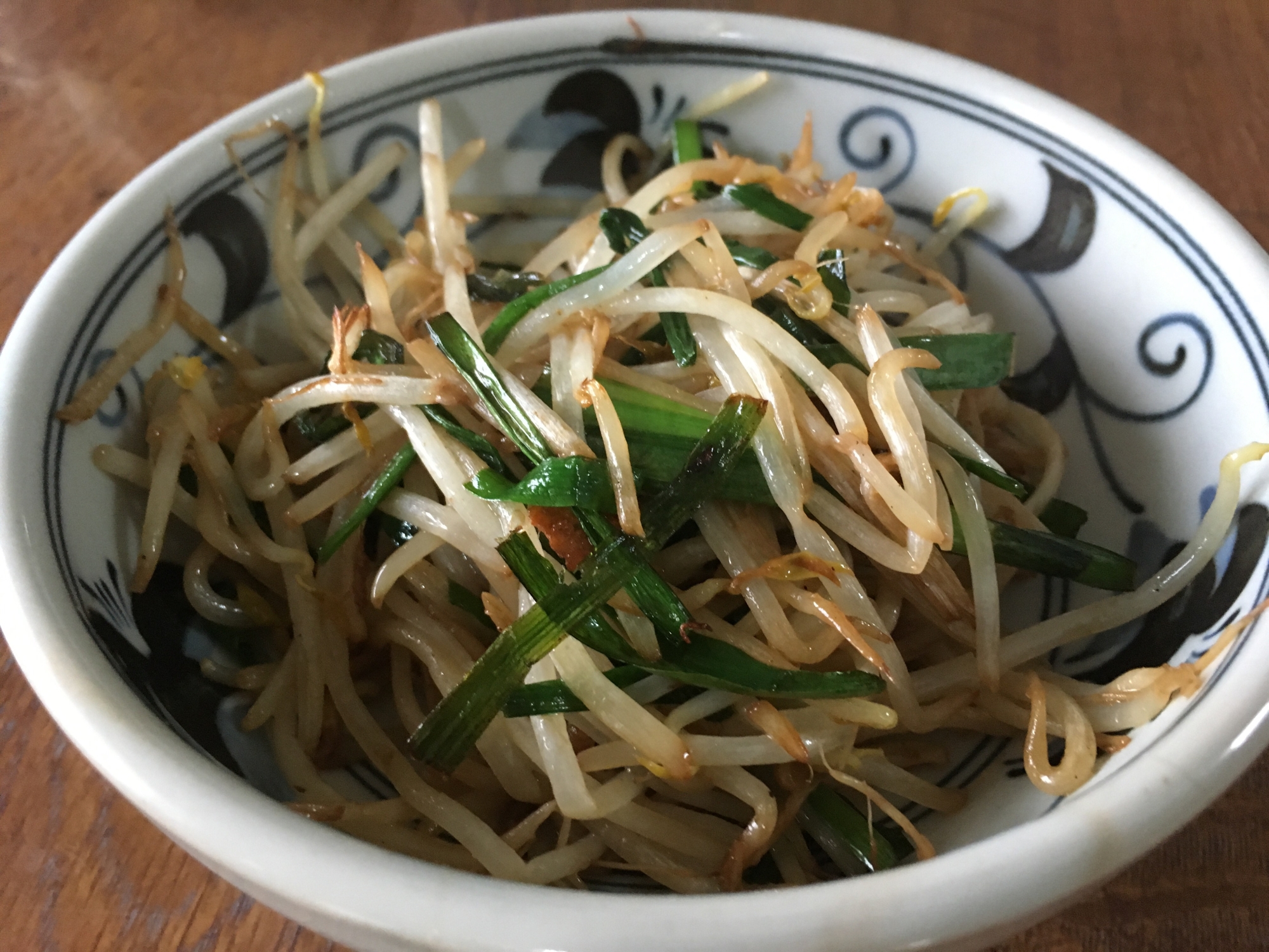 ニラもやし炒め！ニンニクで風味も味も抜群にUP♪