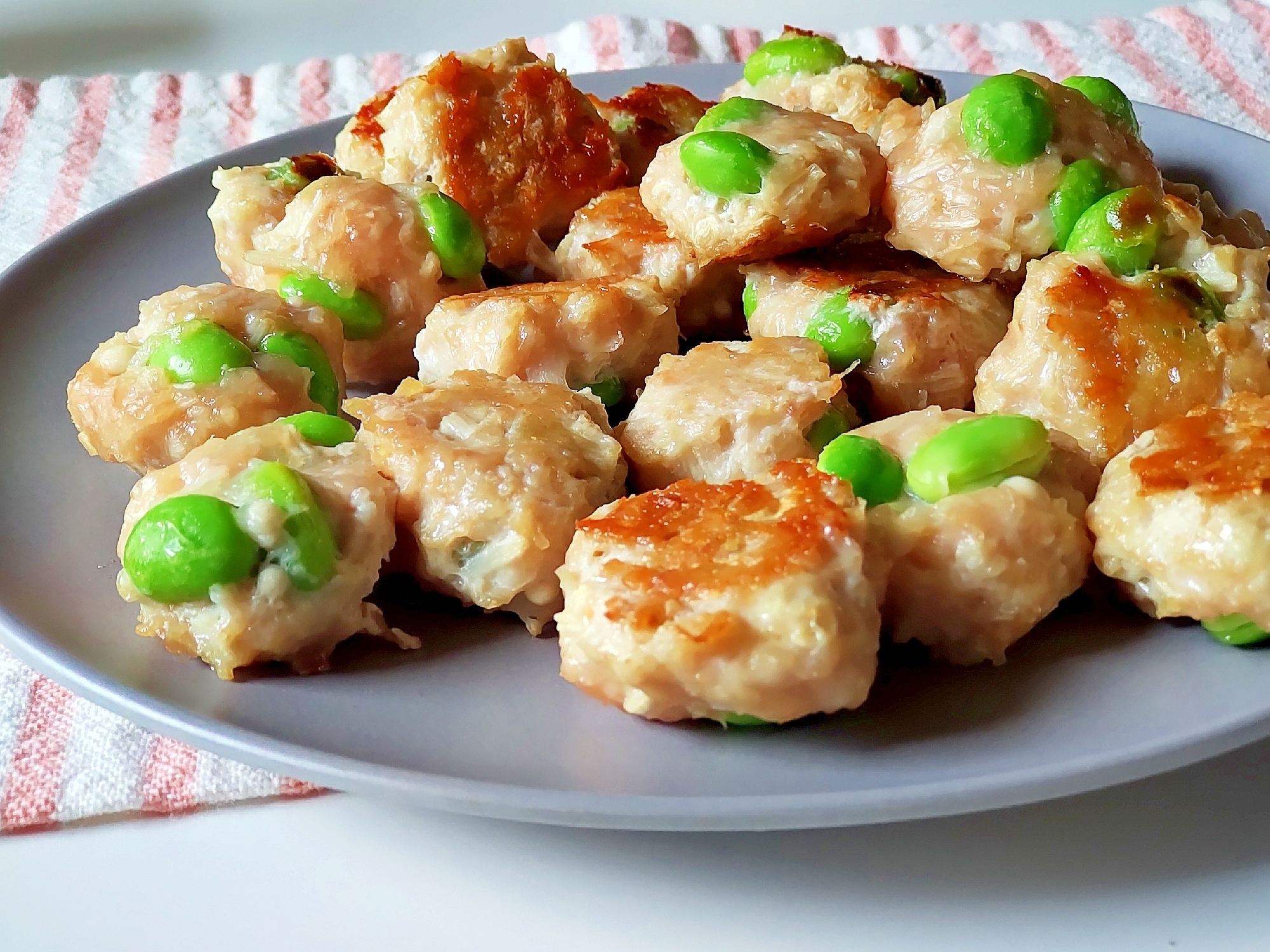 枝豆とたっぷりえのきのミニチキンボール