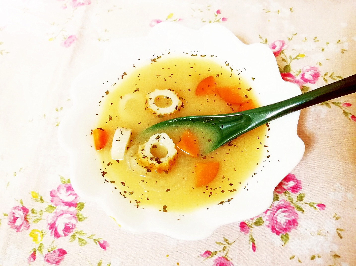バジル＆クミン風味♪人参と竹輪の味噌スープ