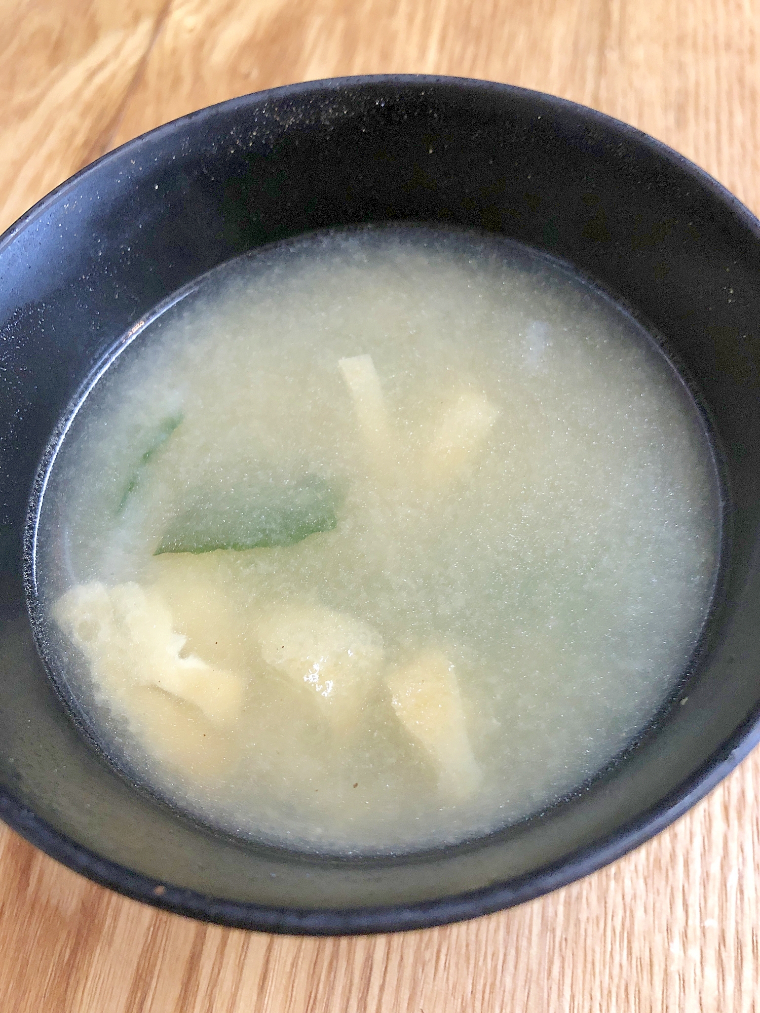 レンチンだけ！そのまま出せる油揚げとワカメの味噌汁