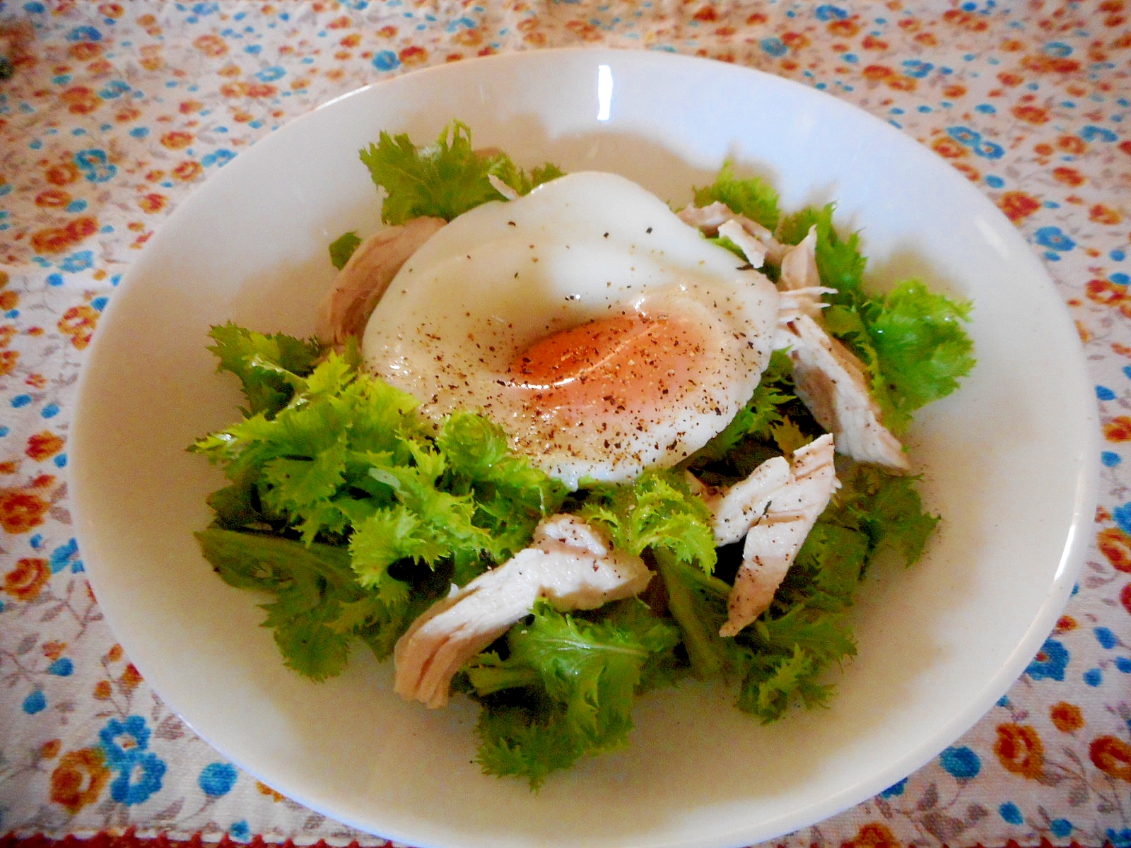 ワサビ菜と胸肉とレンジエッグのサラダ