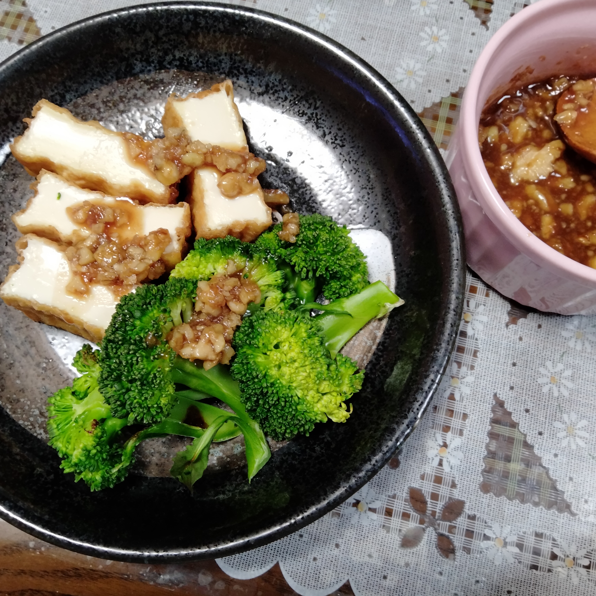 焼き厚揚げとブロッコリー　くるみ味噌ダレかけ