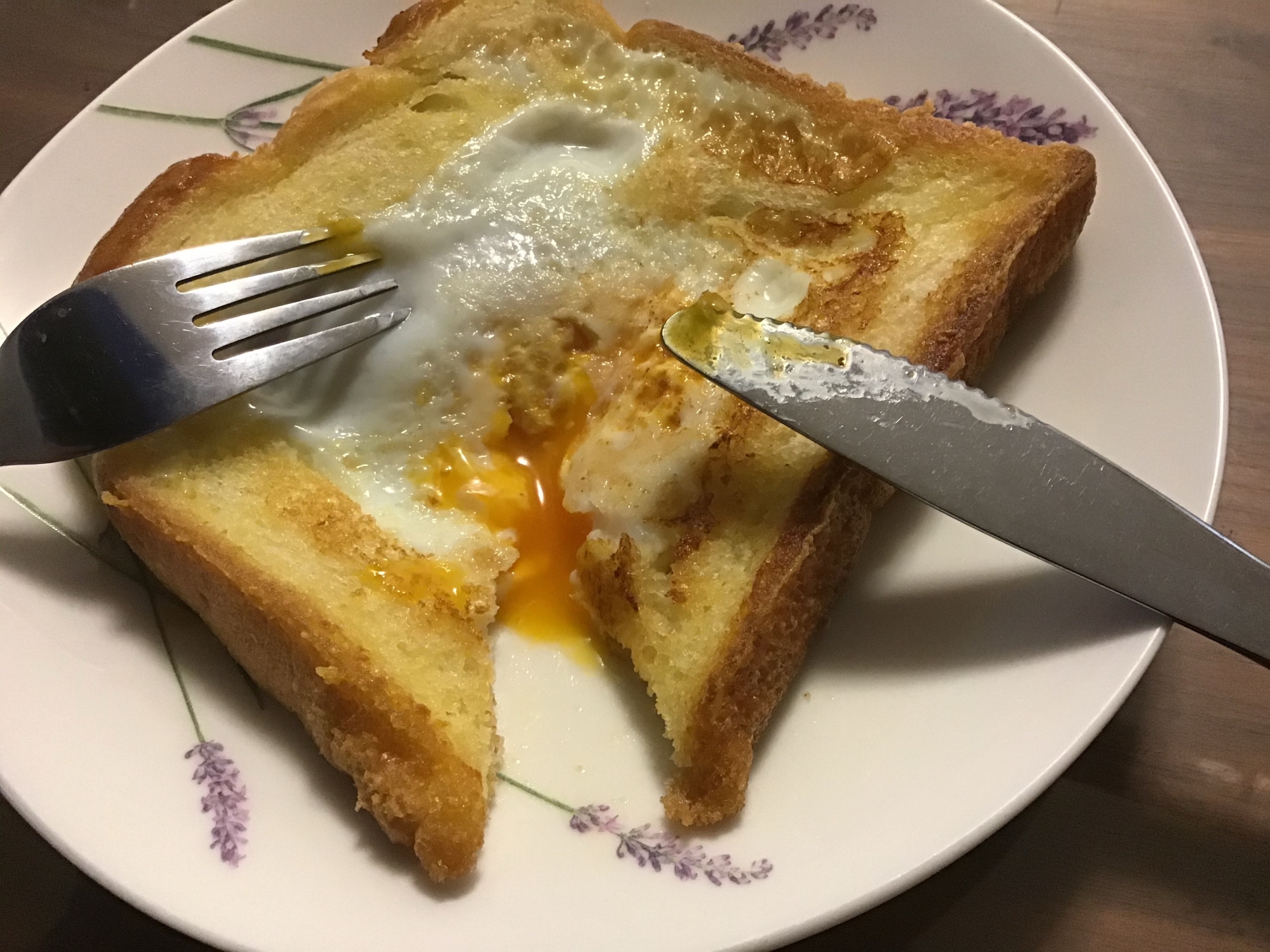 簡単☆フライパンで焼くとろ〜り卵のトースト