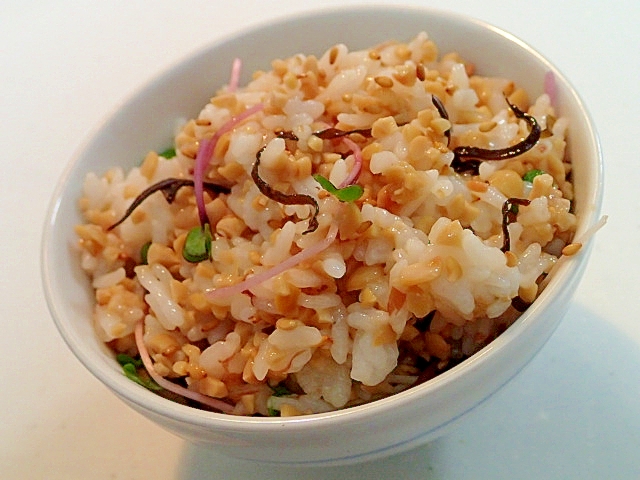 金胡麻・おかか入　納豆と紅貝割れと塩昆布の混ぜご飯