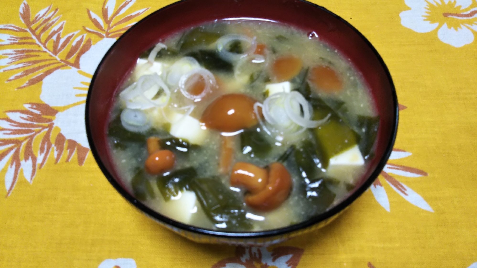 なめこ缶と豆腐とワカメと長ねぎの味噌汁☆