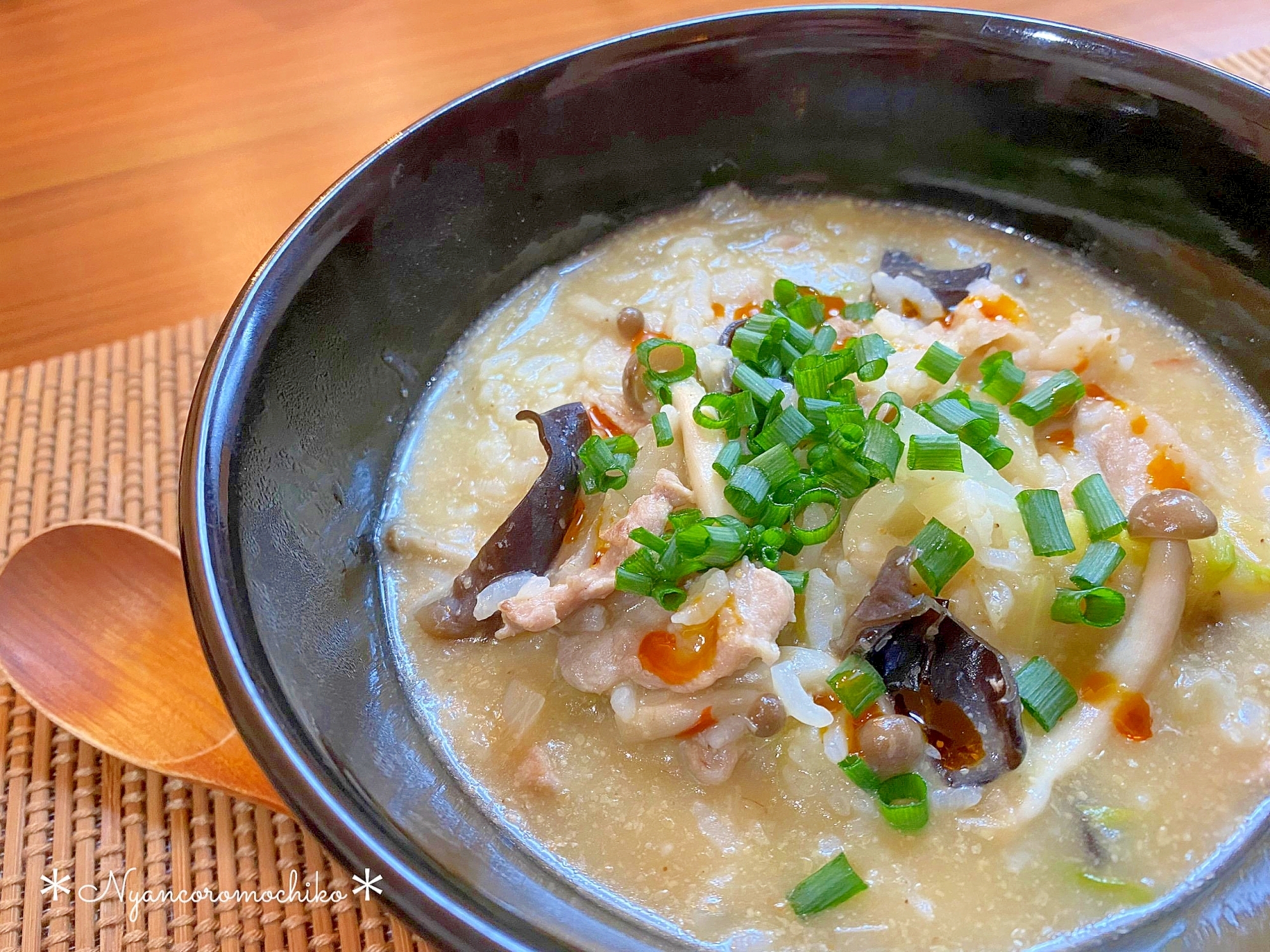 ポカポカ温まる♡豚肉のピリ辛ゴマ味噌雑炊