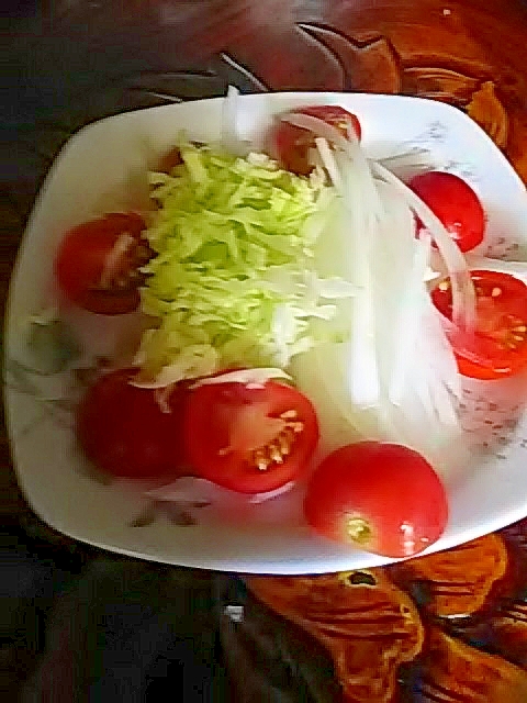 キャベツ大根ミニトマトのサラダ