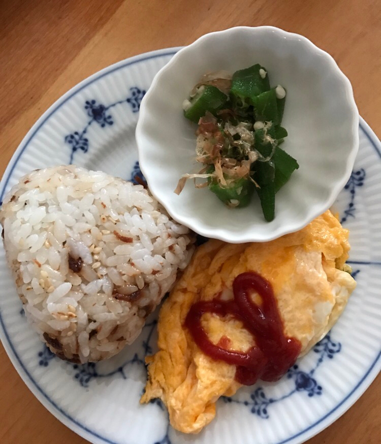 小魚の佃煮入りおむすびの朝ごはんプレート