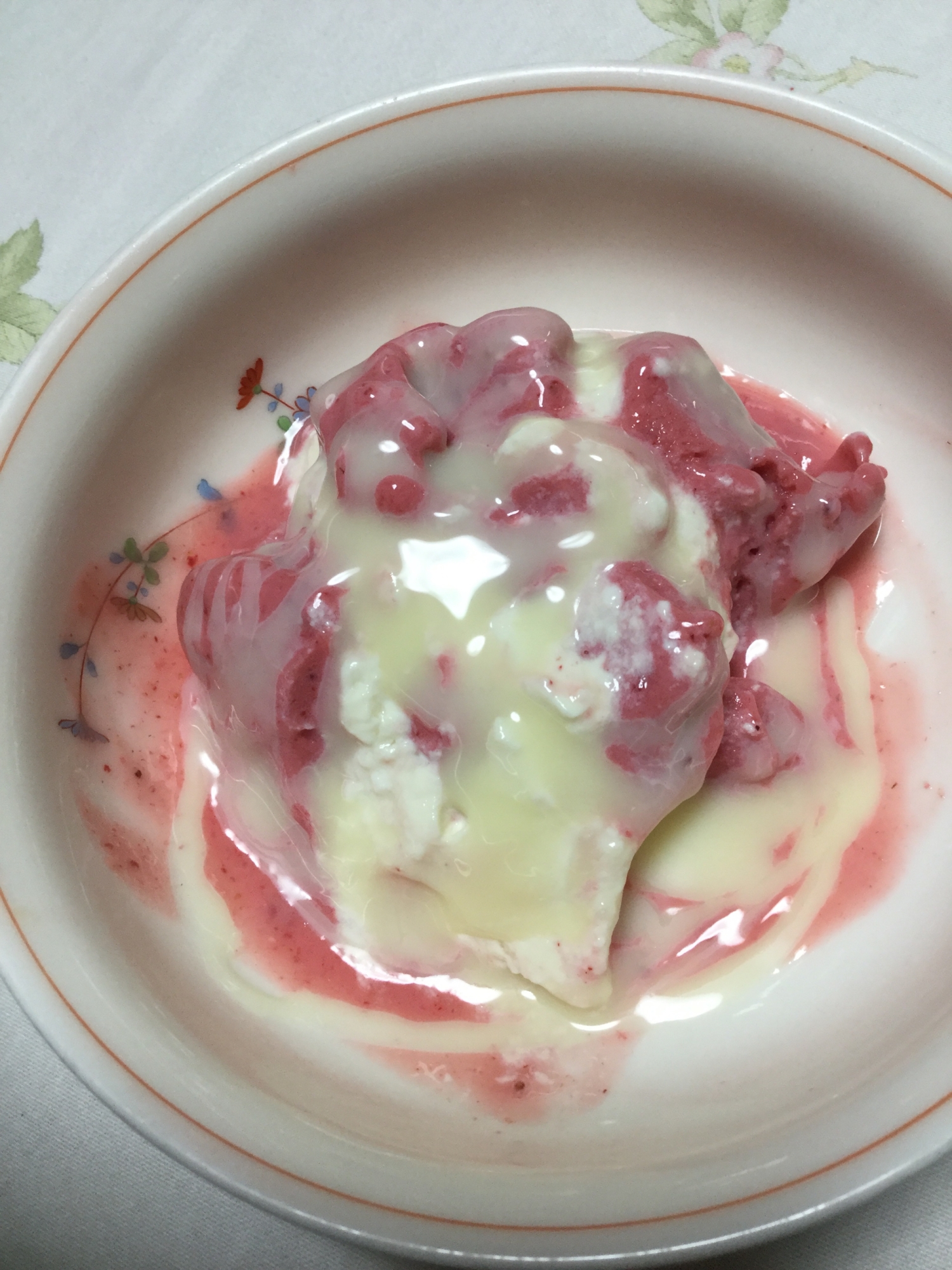 イチゴのアイスクリームと豆乳ヨーグルト