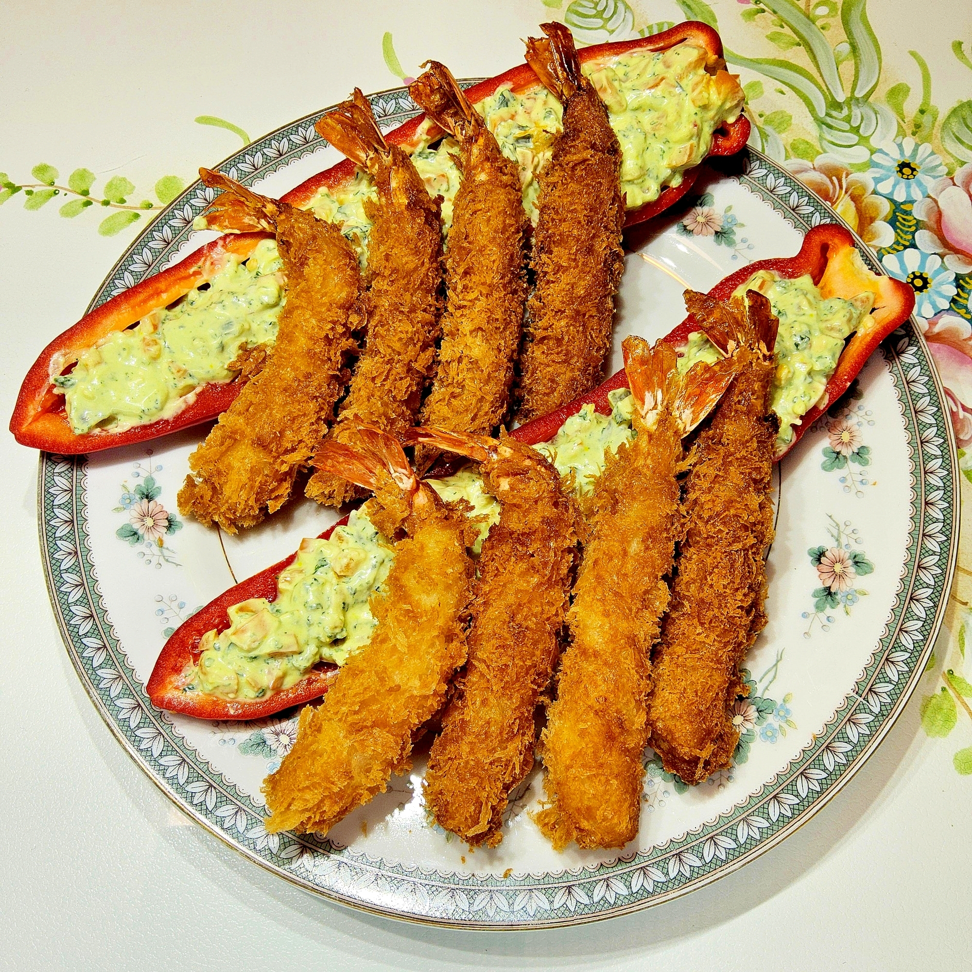 良薬口に渋し海老フライとパプリカの薬草ディップ詰め