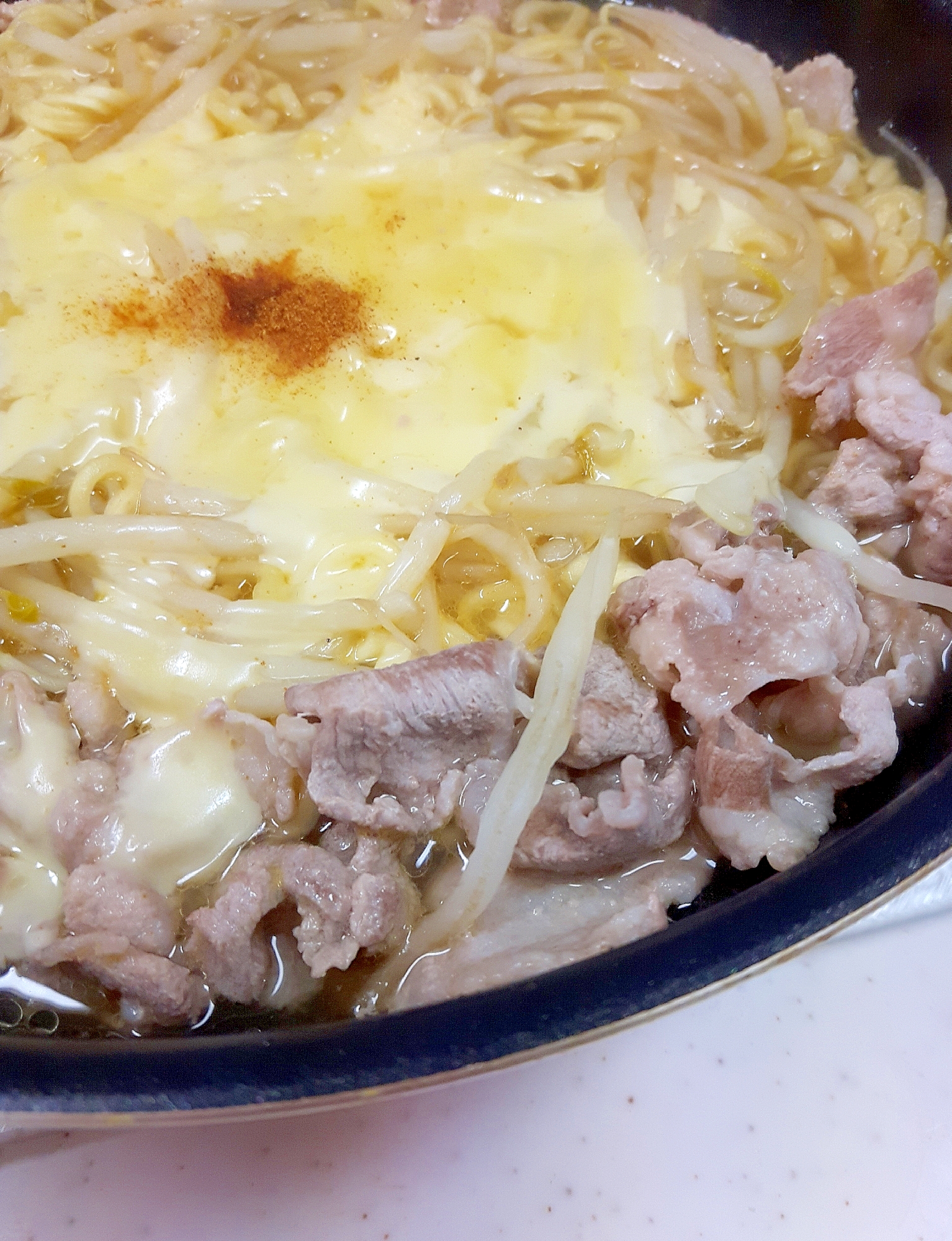 ピリ辛袋麺アレンジ 豚肉チーズもやしラーメン レシピ 作り方 By Acchan66 楽天レシピ