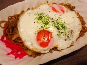 目玉焼きでテンションが上がりますね。W目玉に特に喜んでいた家族も。ご馳走さまでした♪