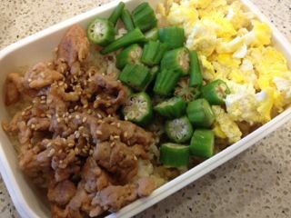 簡単すぎる　豚薄切り肉入り三色丼弁当