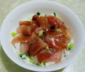 冷飯Ok　ねぎ混ぜご飯のマグロ切り身乗せ丼