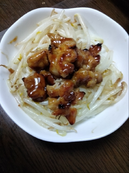 キャベツともやしのバター炒めのせた やきとり丼