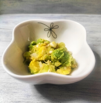 きょうはこちら♬アボカドにごま油にんにく味噌(〃ω〃)めっちゃ美味しい〜♡アボカドひねりなくてそのままかわさび醤油で食べてたけどこれからは味噌ですね❢ご馳走様
