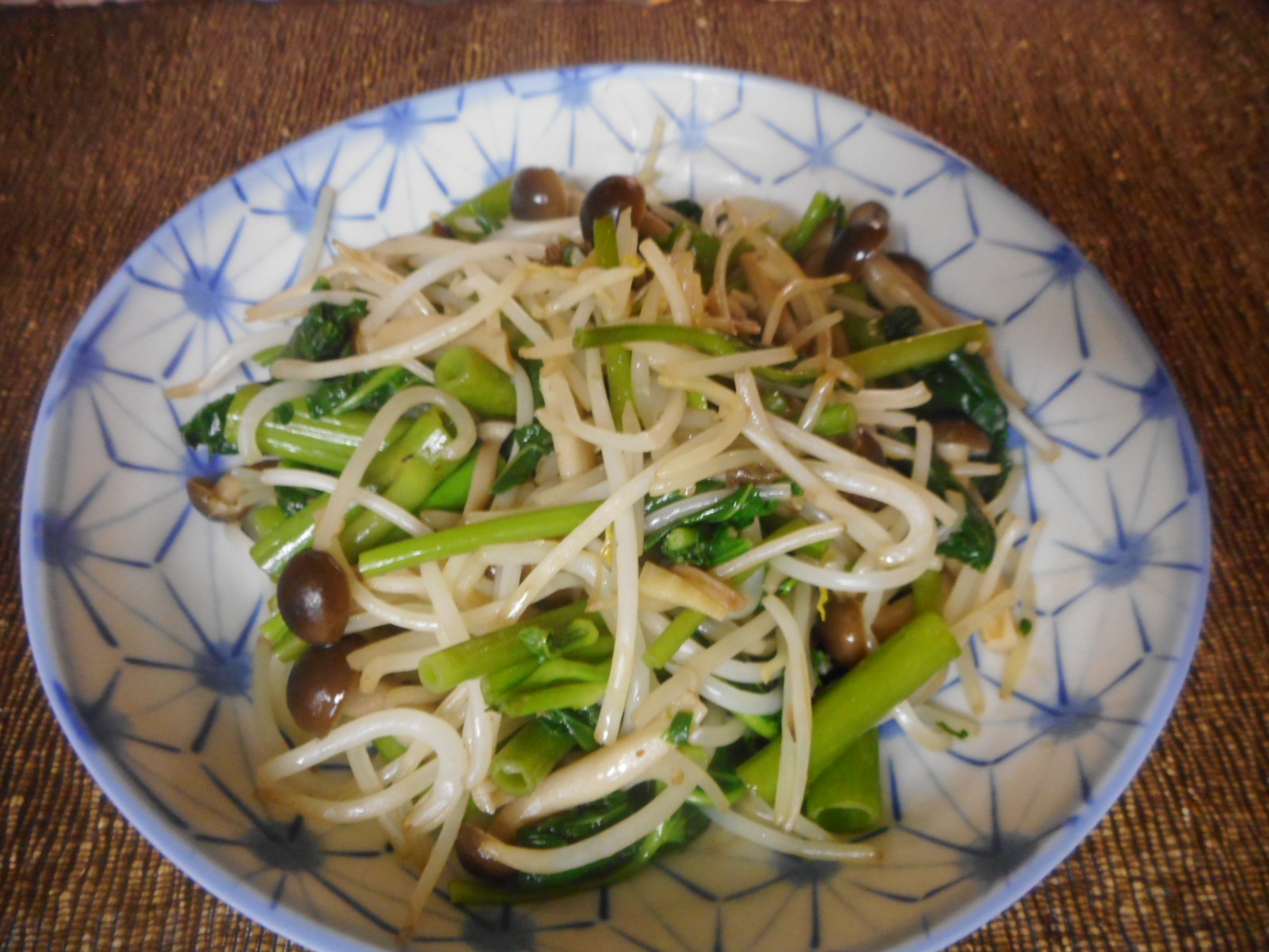 空芯菜とモヤシとしめじの炒め物