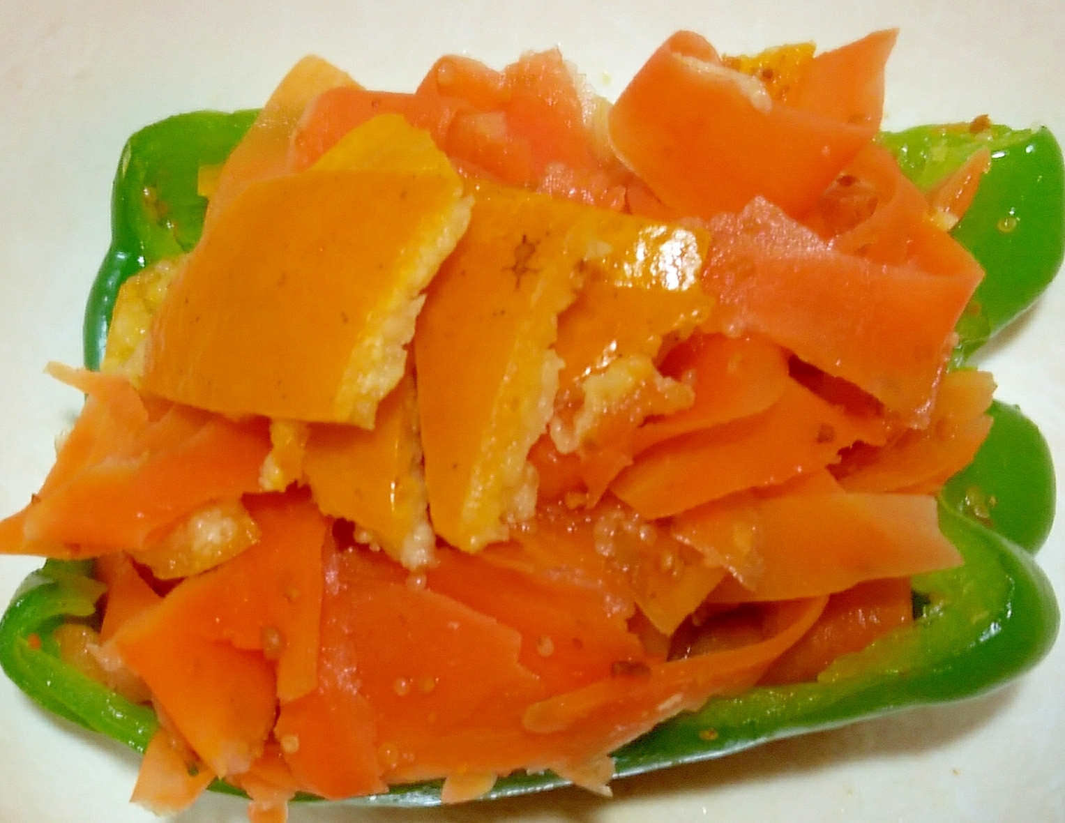 「食べきり」 にんじん皮と蜜柑皮のせピーマン