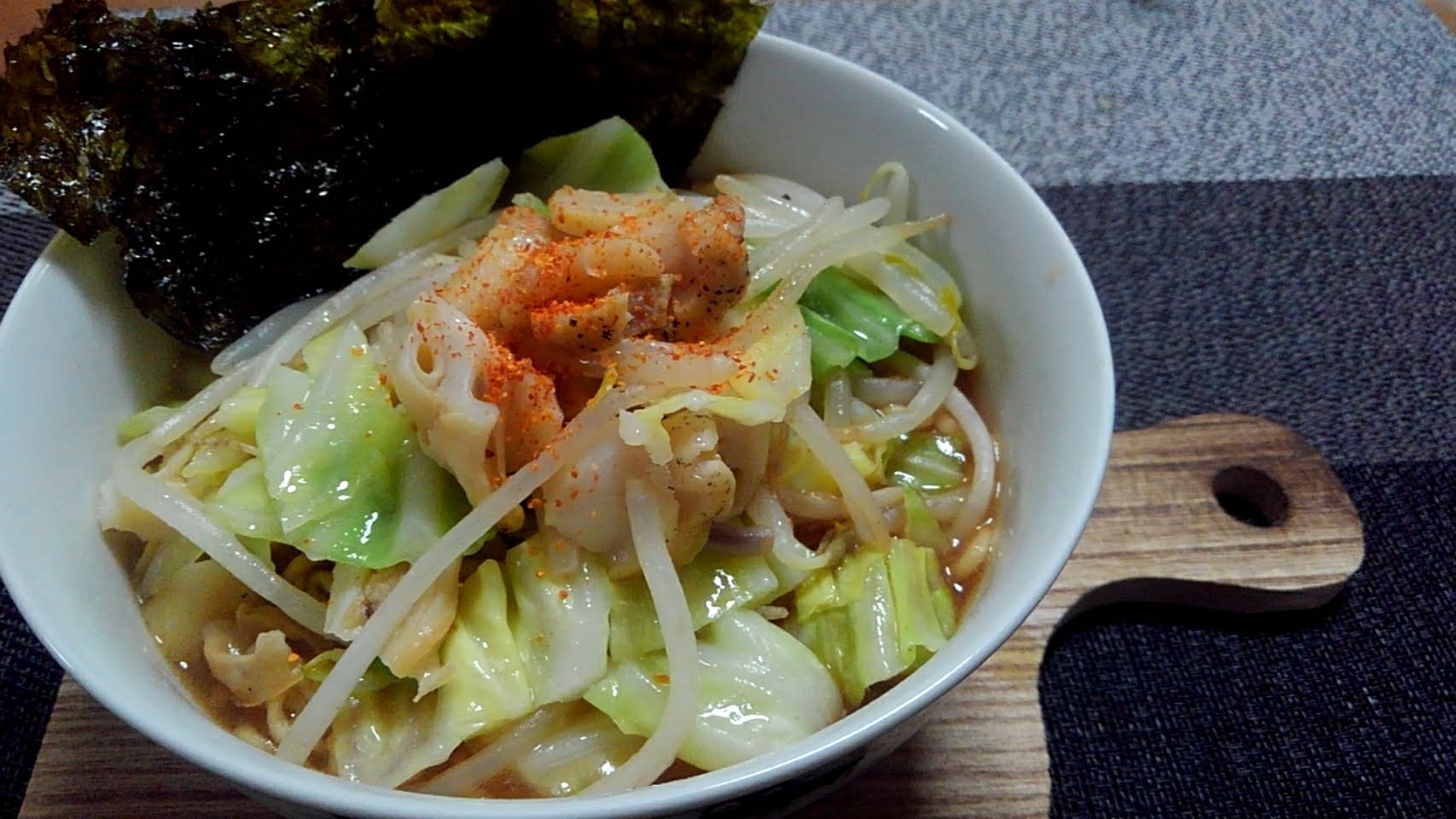 つぶ貝とキャベツもやしザックリ韓国のり味噌ラーメン