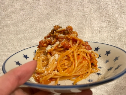 初めてシーフードのトマトベース作りました！パスタ茹でるの早かったみたいで食感が微妙でしたがソースめちゃウマでした！リピ確定です(●´ω`●)