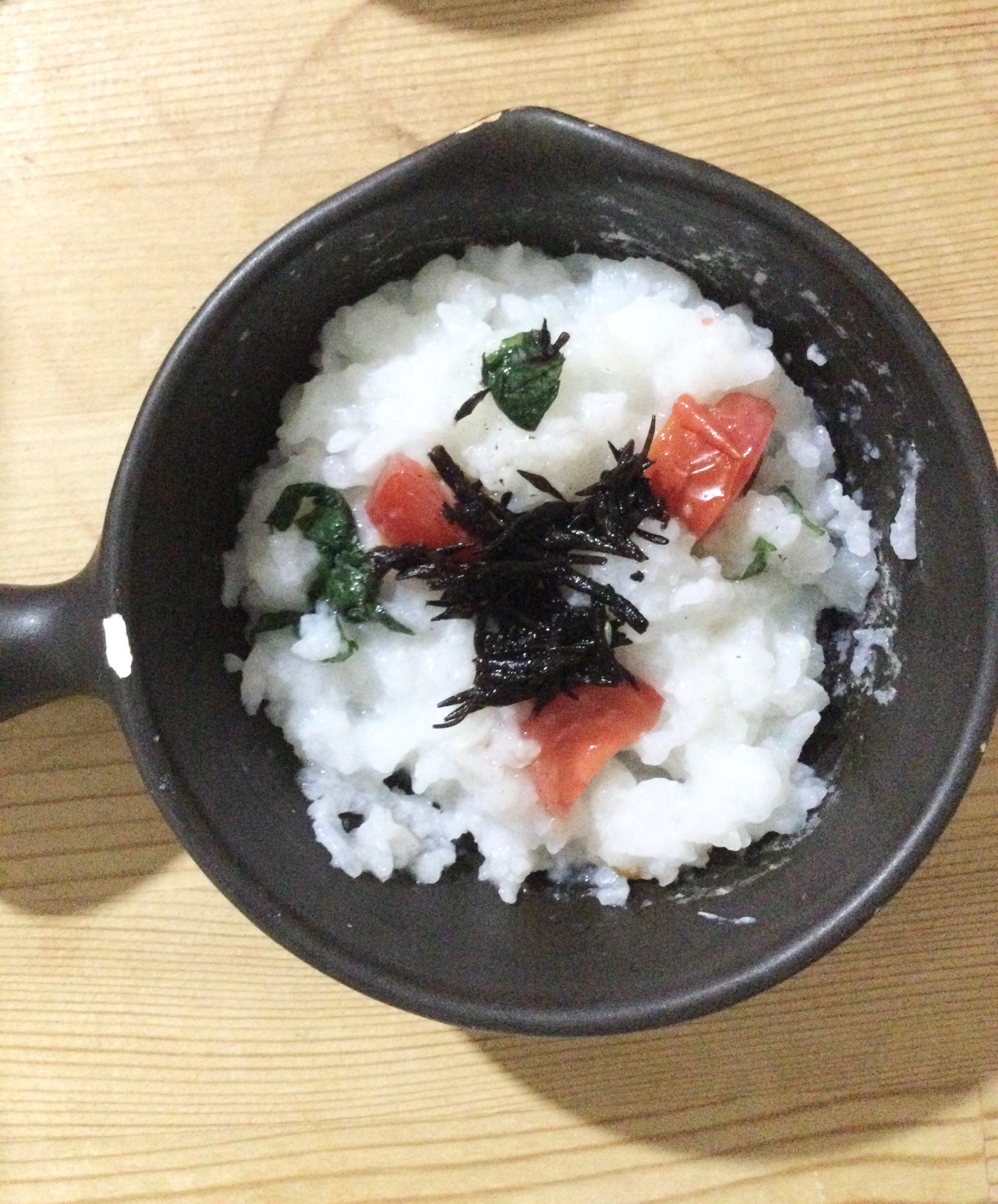 芽ひじき乗せ♢ミニトマト大葉入りご飯♪