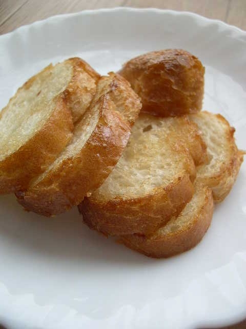 残ったフランスパンでおやつ（砂糖とバター）