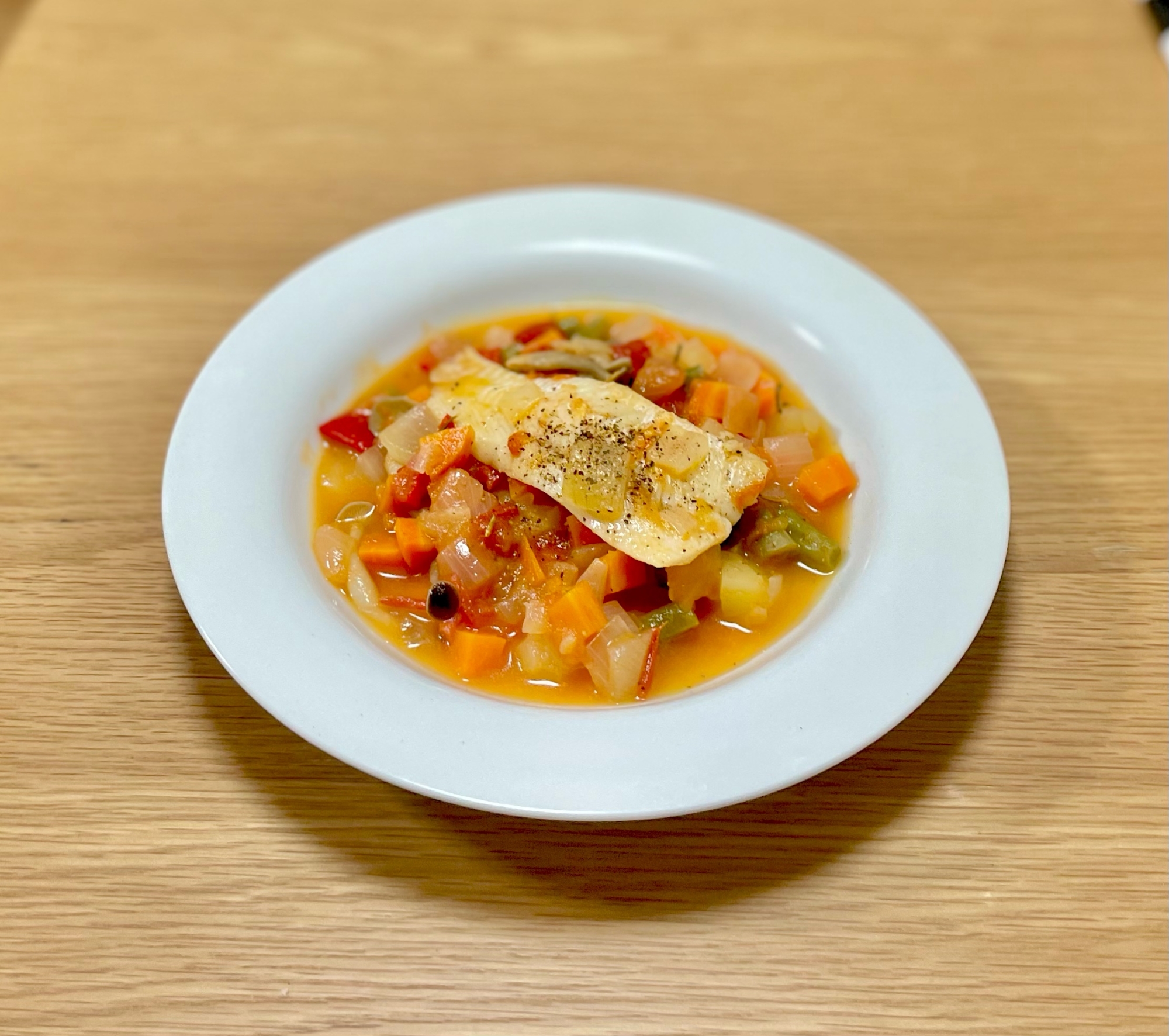 彩り野菜と白身魚の煮込み