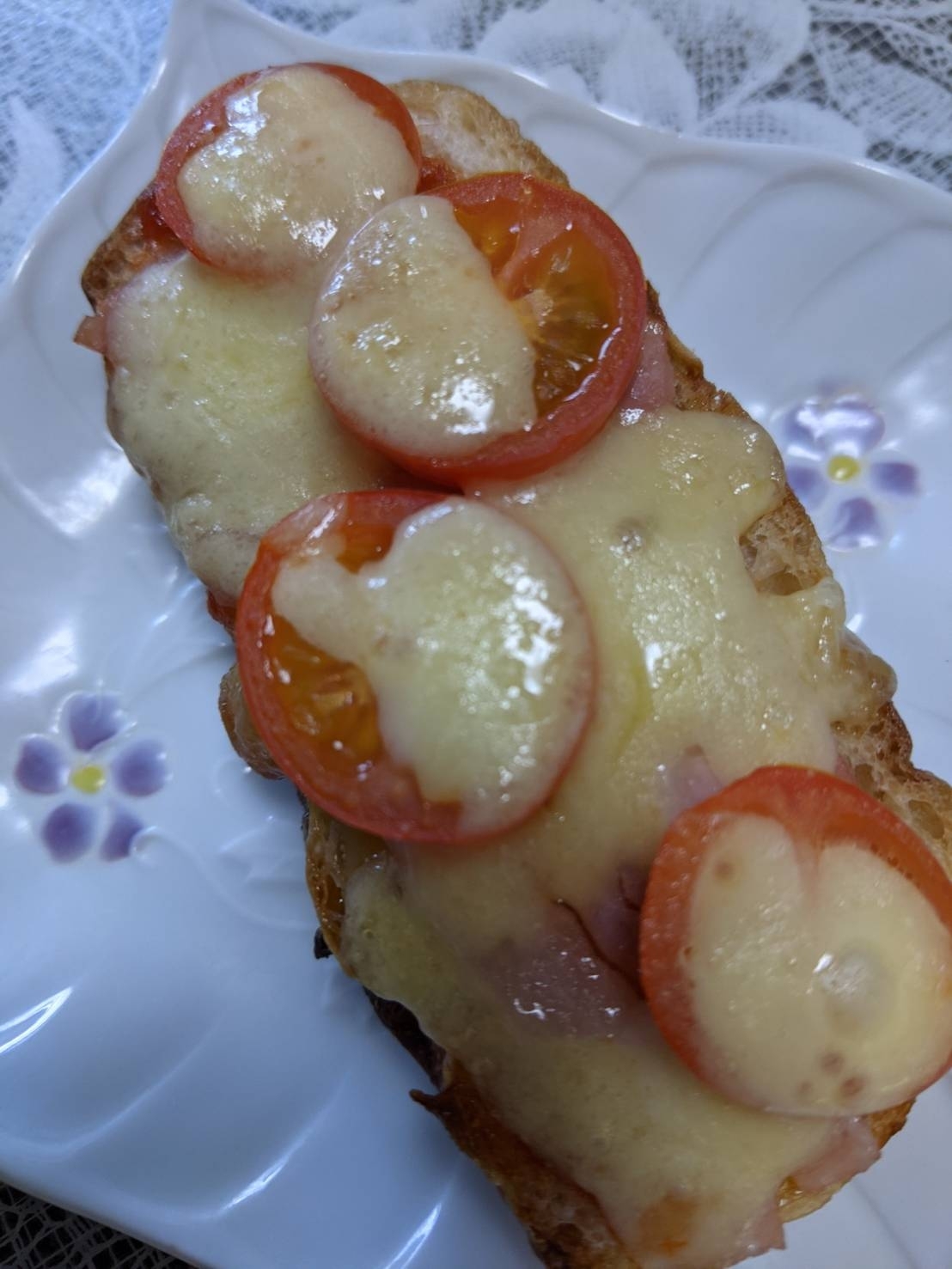 フランスパンで作るハムとトマトのオープンサンド