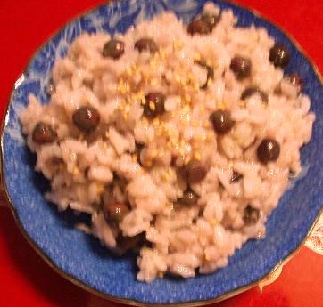 小豆でなくエンドウ豆の一種と言われてもらった豆で炊飯器で御飯にしたら赤飯のようです＾＾。