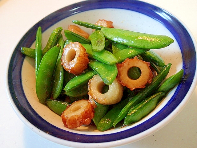 胡麻油で　スナップエンドウと竹輪の甘辛炒め